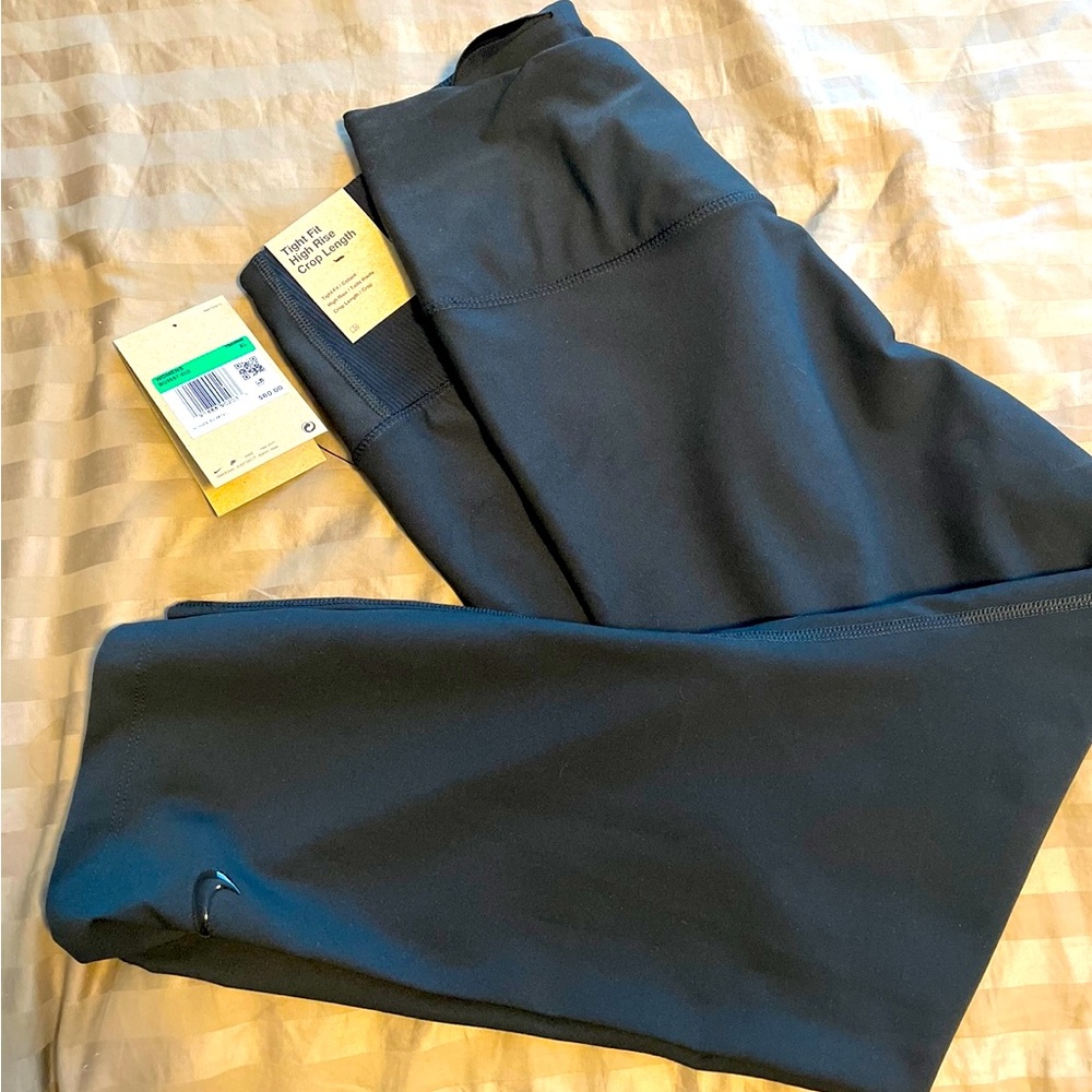 Nike- Tight Fit
High Rise
Crop Length